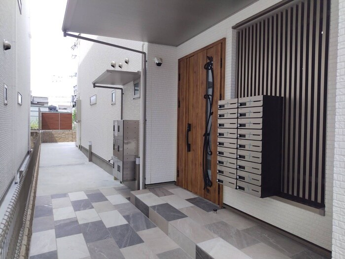 物件外観写真3　(エントランス部分)