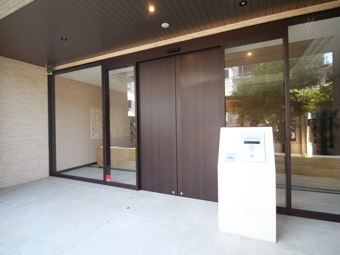 物件外観写真2　(エントランス部分)