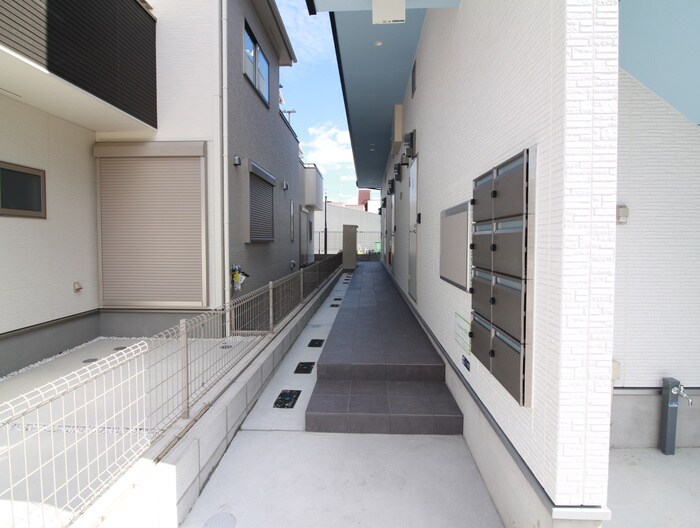 物件外観写真4　(エントランス部分)