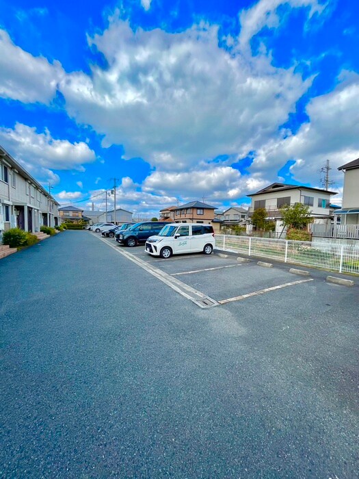 物件外観写真2　(駐車場)