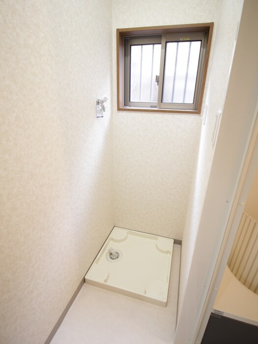 物件内観写真16　(洗濯機置場)