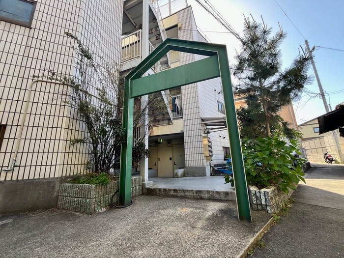 物件外観写真3　(エントランス部分)