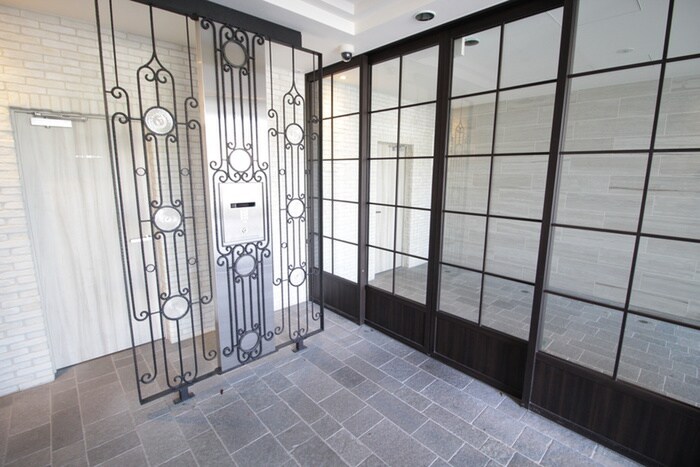 物件外観写真3　(エントランス部分)