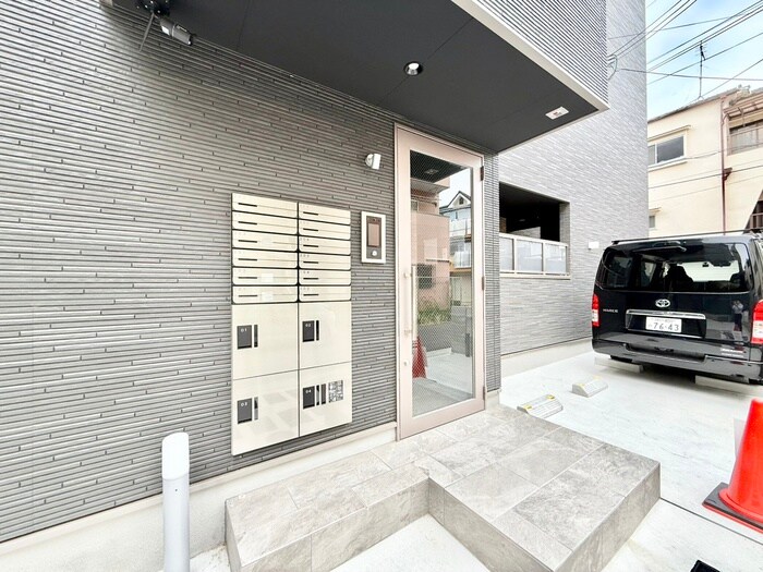 物件外観写真3　(エントランス部分)