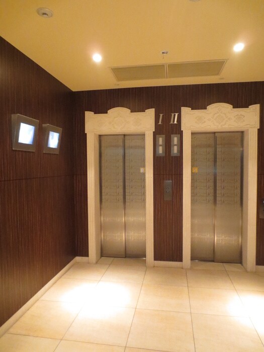 物件外観写真6　(エントランス部分)