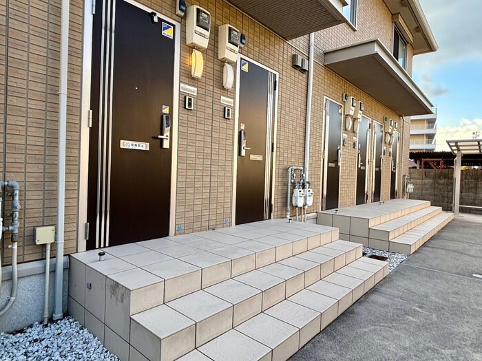 物件外観写真4　(エントランス部分)