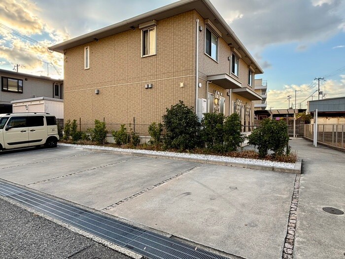 物件外観写真6　(駐車場)