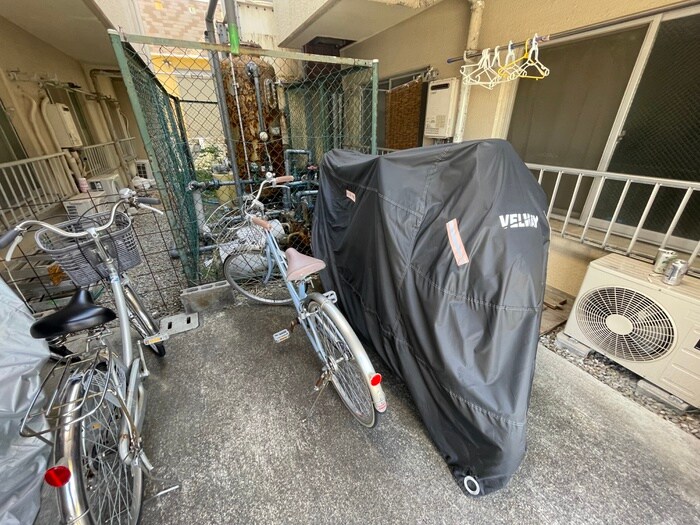 物件外観写真6　(バイク置き場)