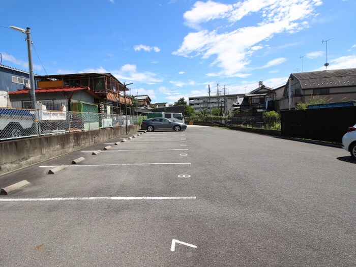 物件外観写真4　(駐車場)