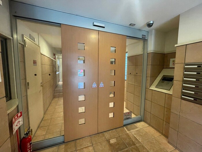 物件外観写真4　(エントランス部分)