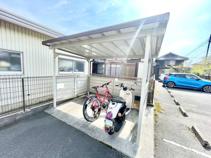 物件外観写真3　(バイク置き場)