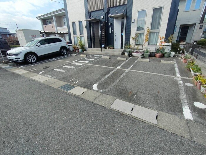 物件外観写真4　(駐車場)