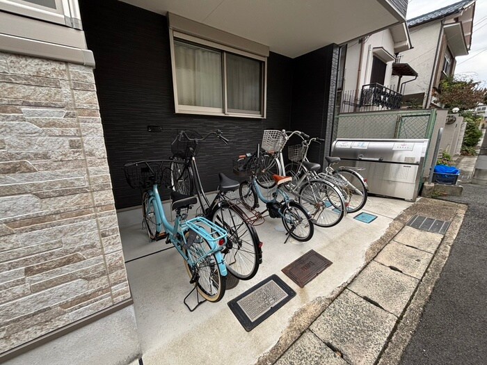 物件外観写真4　(駐輪場)