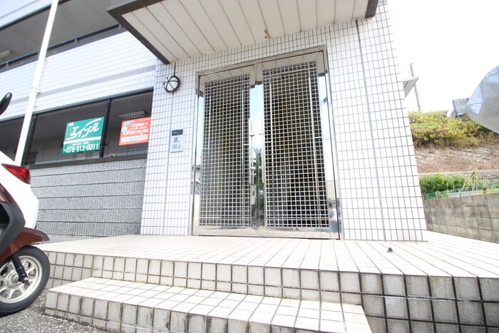 物件外観写真2　(エントランス部分)