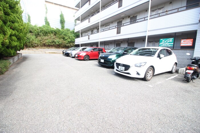 物件外観写真4　(駐車場)