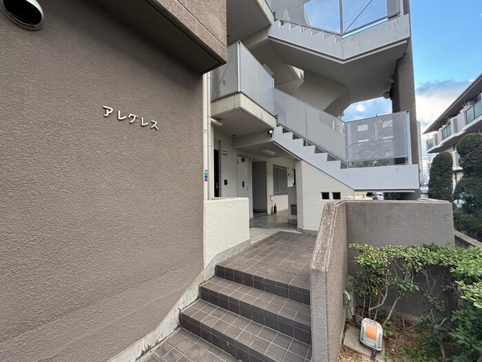 物件外観写真3　(エントランス部分)