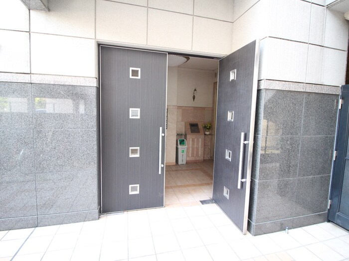 物件外観写真4　(エントランス部分)