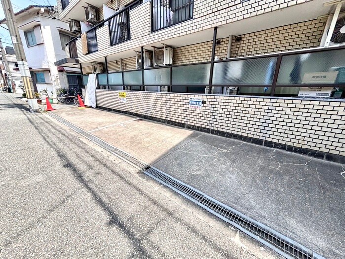 物件外観写真3　(駐車場)