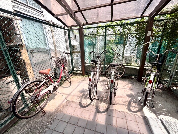 物件外観写真4　(駐輪場)