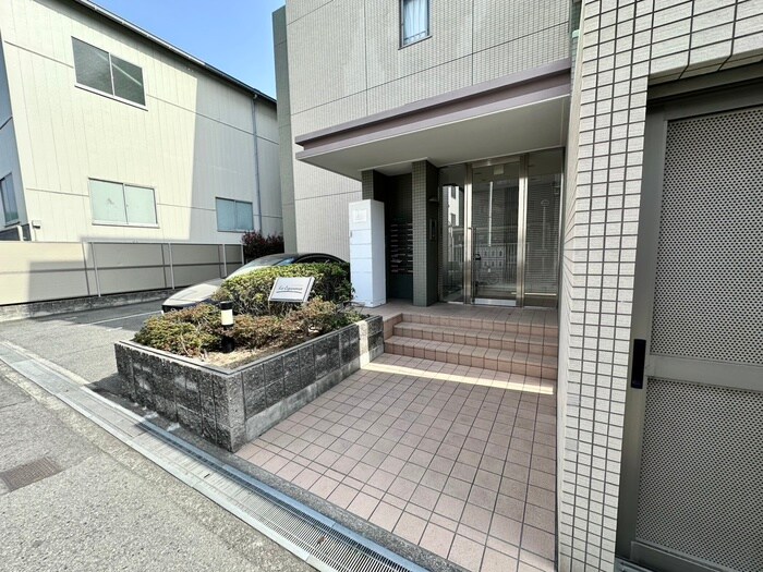 物件外観写真2　(エントランス部分)