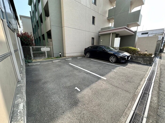 物件外観写真4　(駐車場)