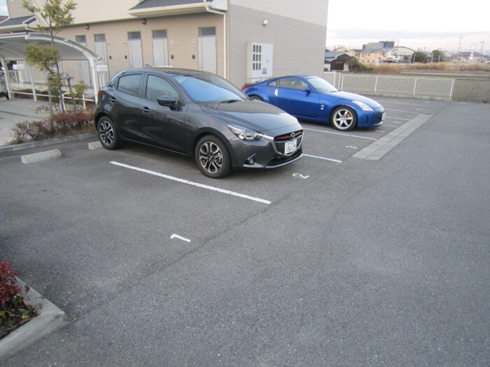 物件外観写真4　(駐車場)