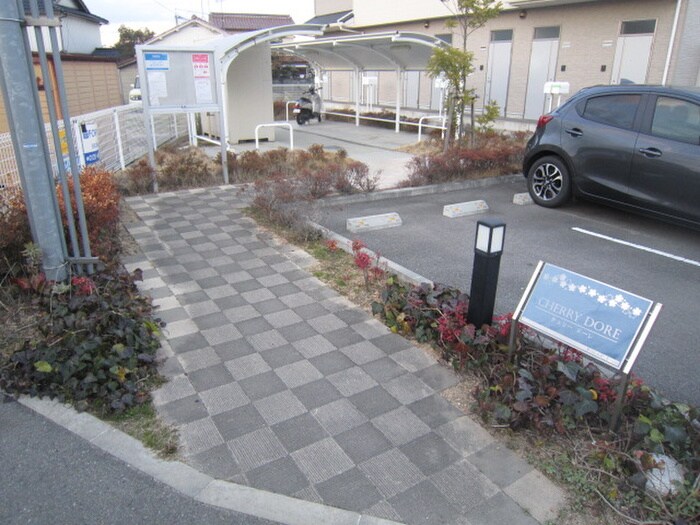 物件外観写真5　(エントランス部分)