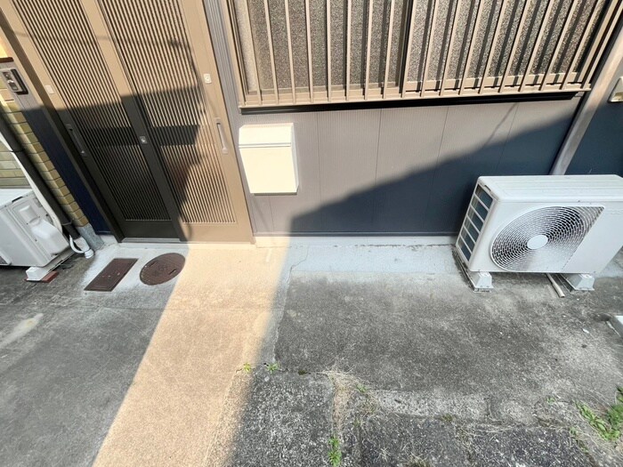 物件外観写真5　(エントランス部分)