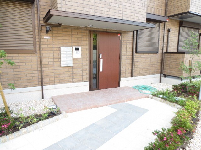 物件外観写真3　(エントランス部分)