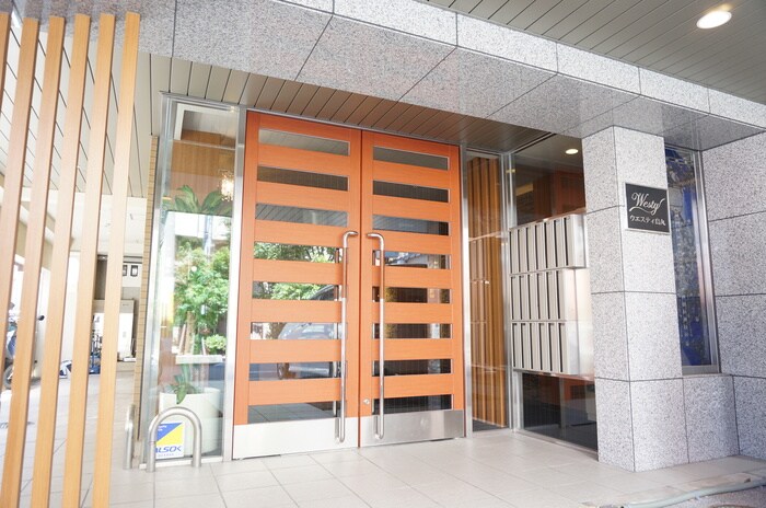 物件外観写真2　(エントランス部分)