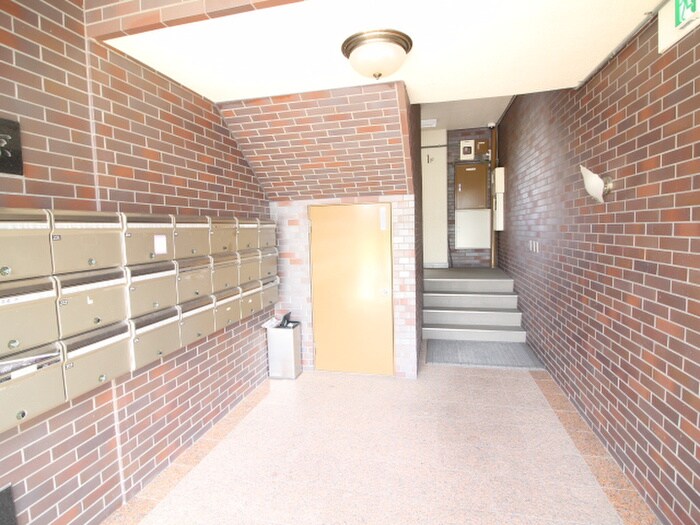 物件外観写真2　(エントランス部分)