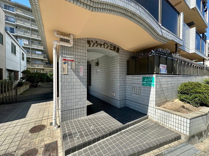 物件外観写真4　(エントランス部分)