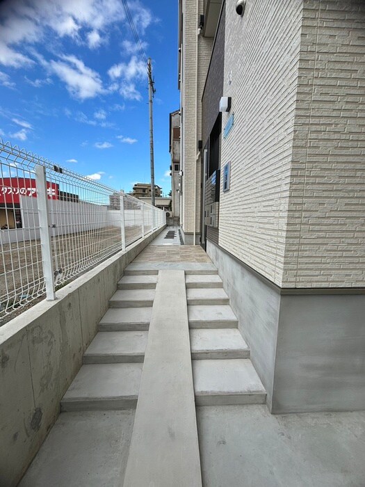 物件外観写真5　(エントランス部分)