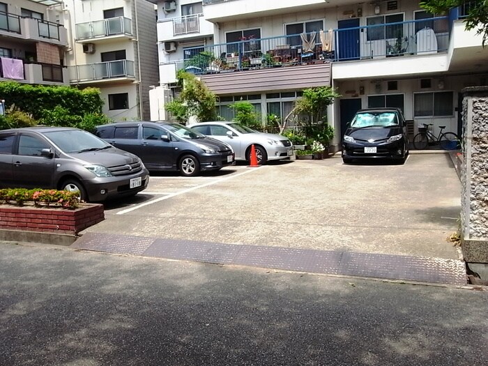 物件外観写真3　(駐車場)