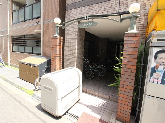 物件外観写真3　(エントランス部分)