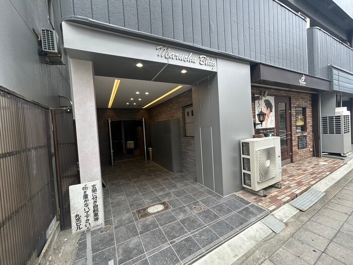 物件外観写真5　(エントランス部分)