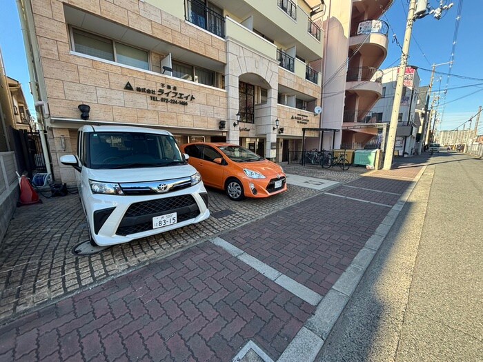 物件外観写真3　(駐車場)