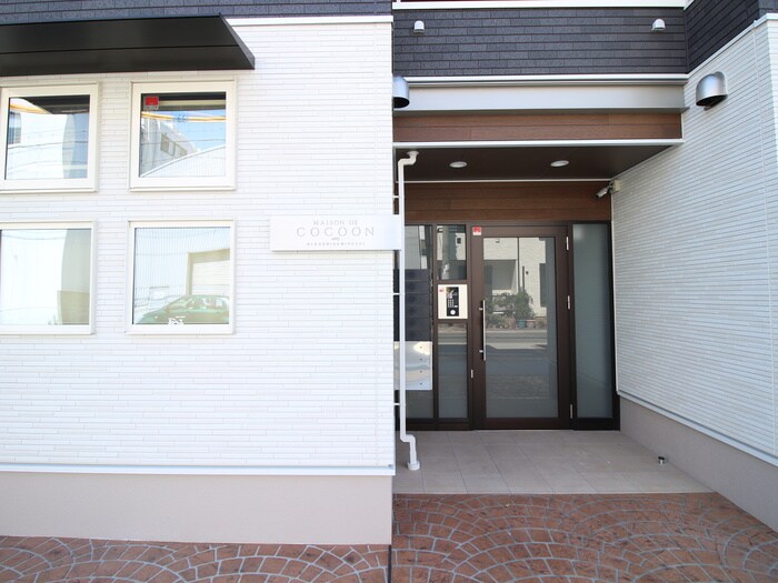 物件外観写真2　(エントランス部分)