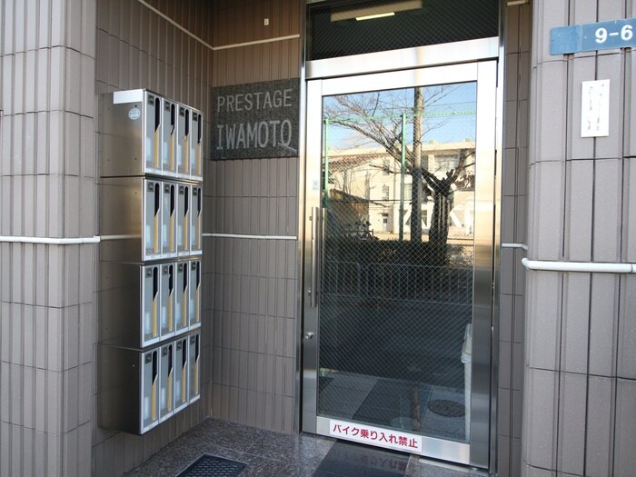 物件外観写真2　(エントランス部分)