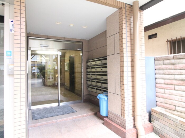 物件外観写真2　(エントランス部分)
