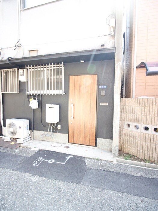 物件外観写真2　(エントランス部分)