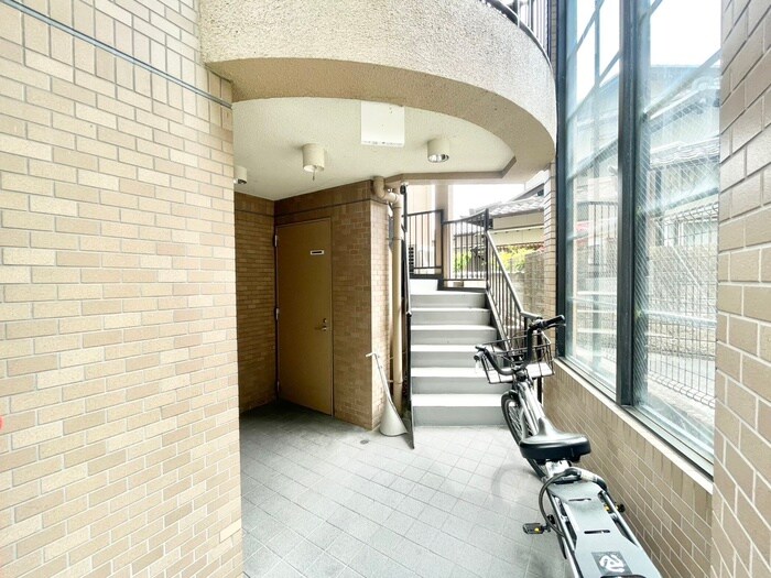 物件外観写真2　(エントランス部分)