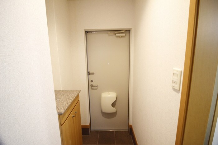 物件内観写真16　(玄関)