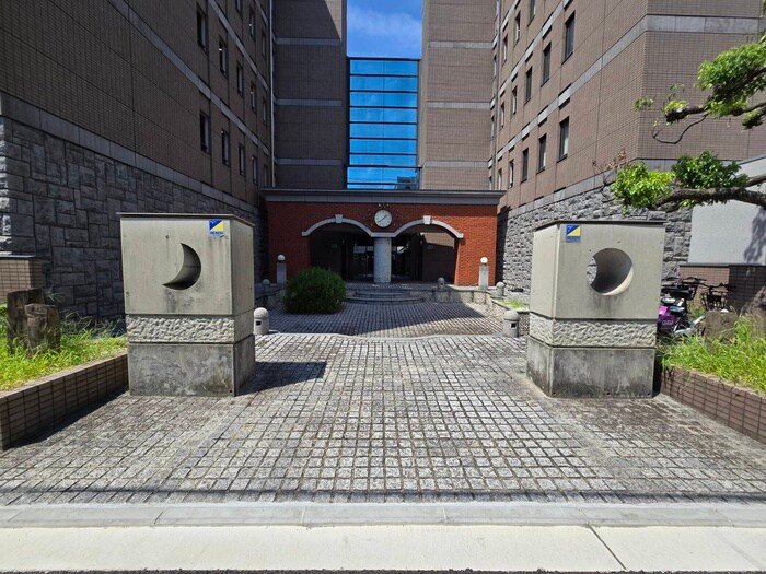 物件外観写真4　(エントランス部分)