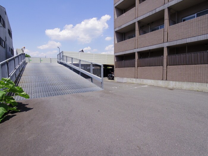 物件外観写真5　(駐車場)