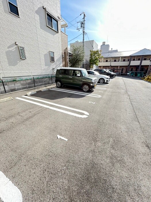 物件外観写真5　(駐車場)