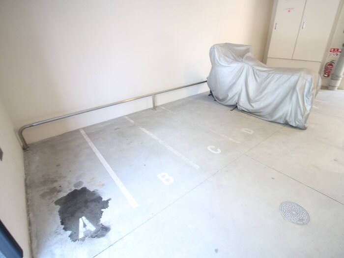 物件外観写真4　(バイク置き場)