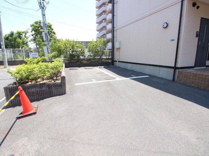 物件外観写真6　(駐車場)