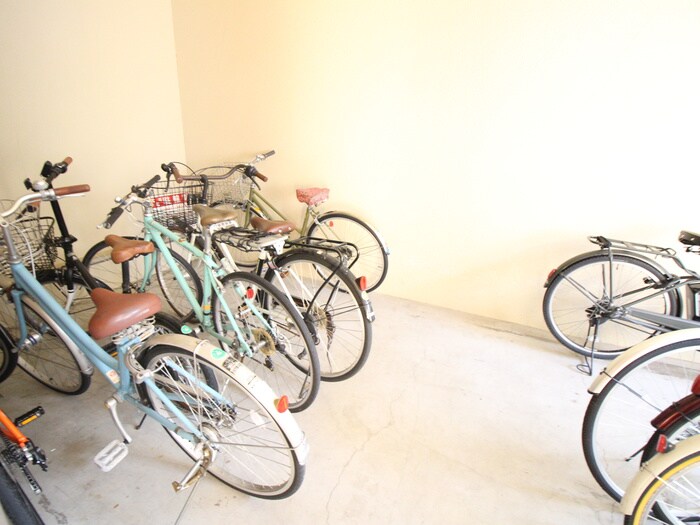 物件外観写真4　(駐輪場)