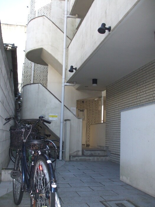 物件外観写真2　(エントランス部分)